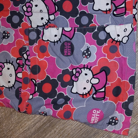 Hello Kitty flower theme print scrub top - Picture 2 of 6